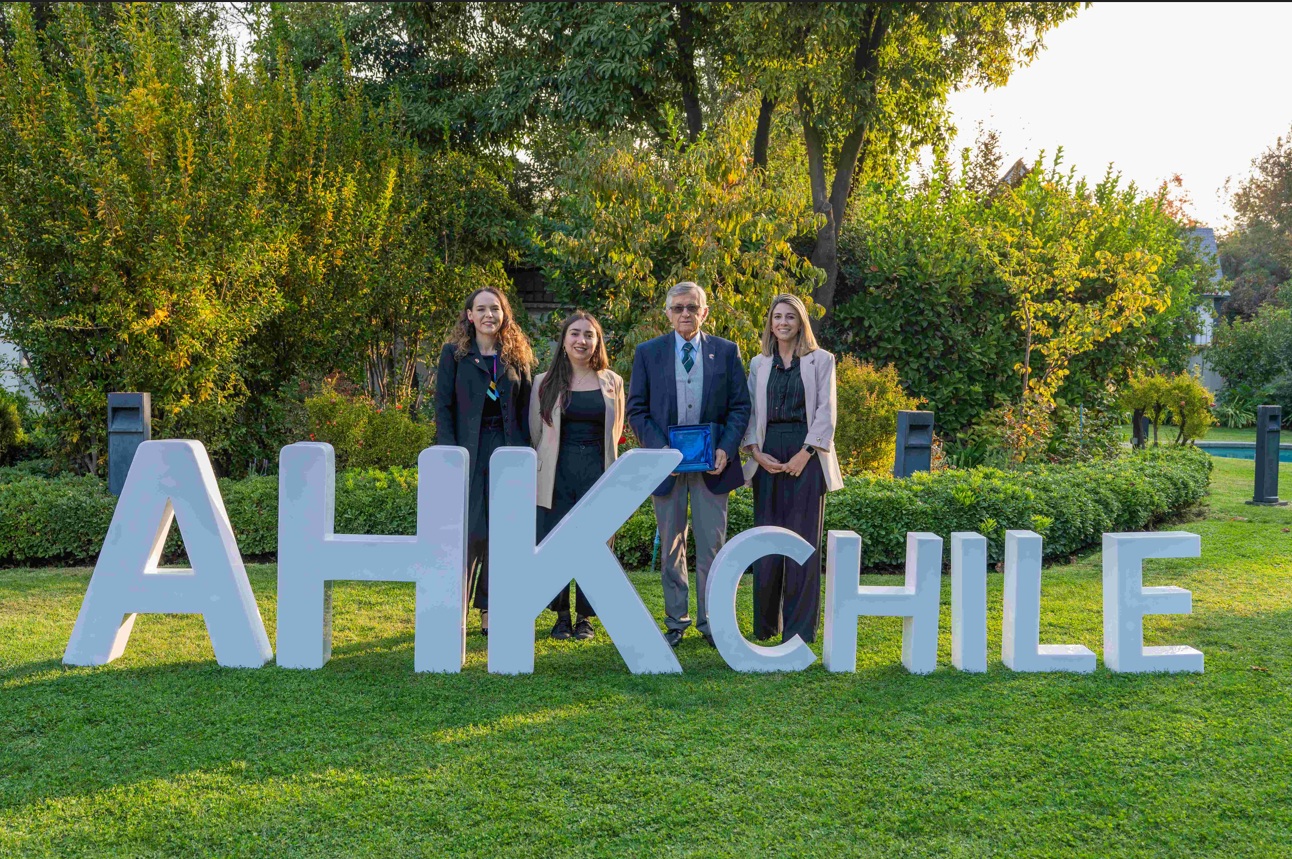 “Programa de Jóvenes Profesionales” de EMIN recibe Premio AHK Chile